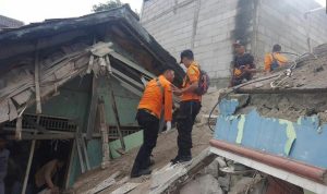 Dua Rumah Ambruk Akibat Hujan Deras di Bogor
