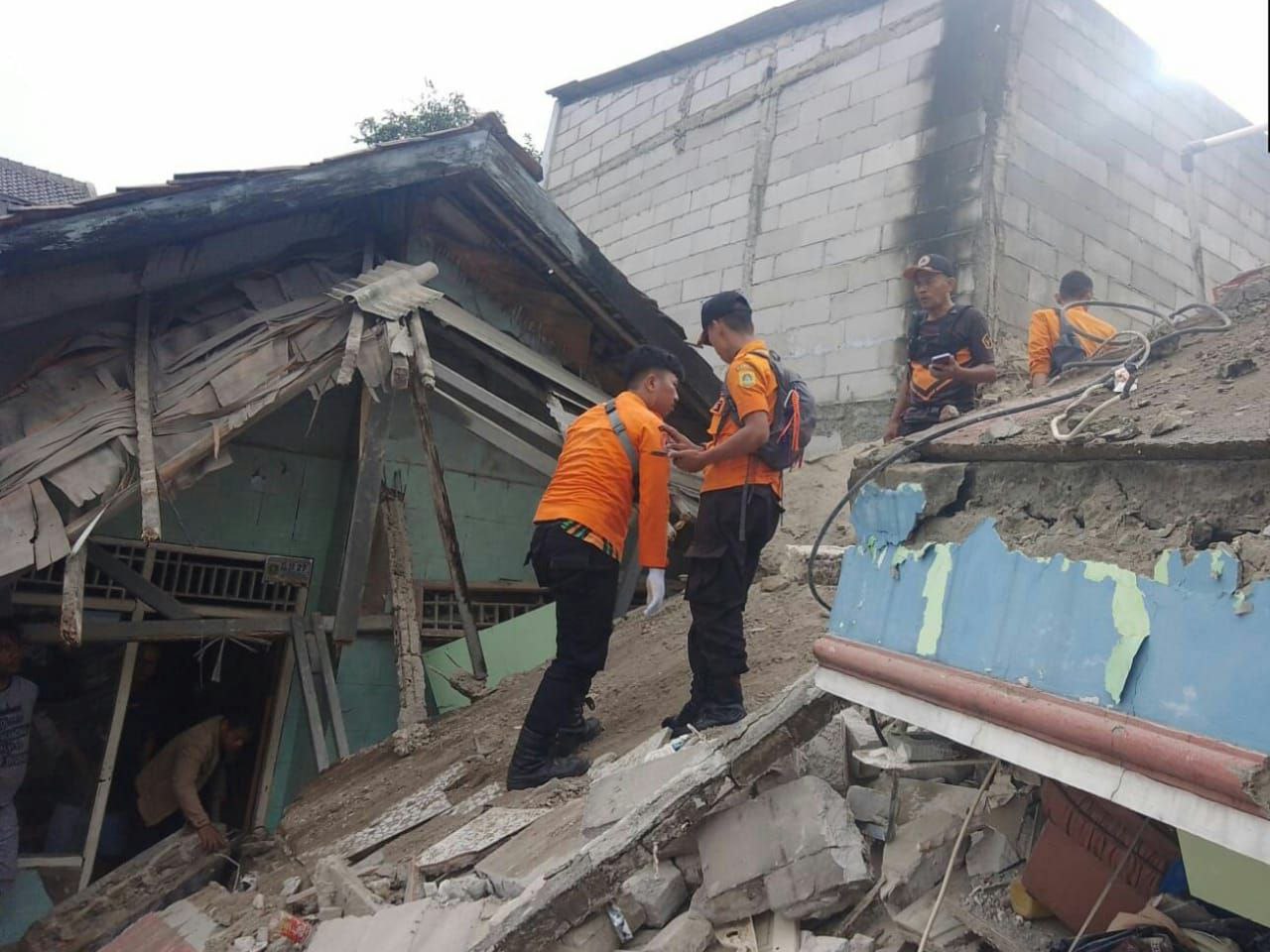 Dua Rumah Ambruk Akibat Hujan Deras di Bogor