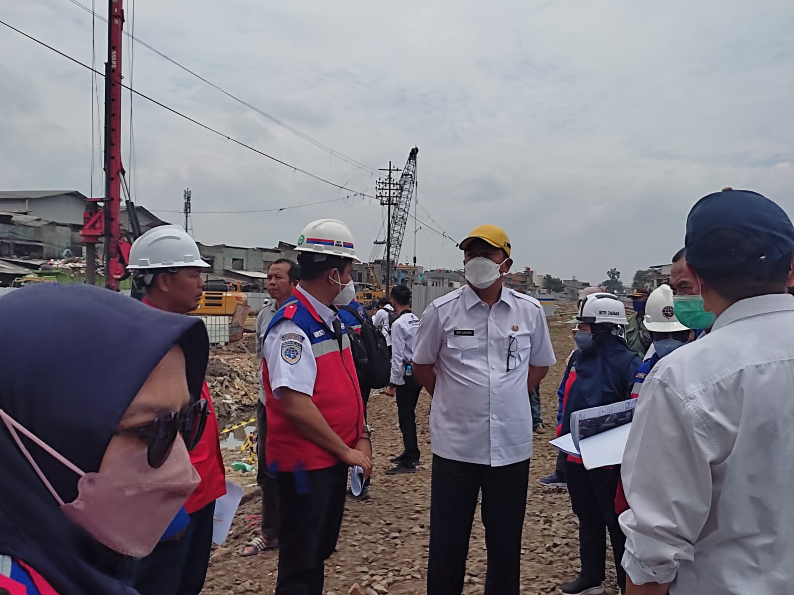 CEK LOKASI: Sekretaris Daerah Kota Bandung Ema Sumarna, saat meninjau progress pembangunan fly over Ciroyom dan JPO. (SADAM HUSEN/JABAR EKSPRES)