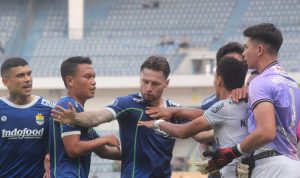 LAGA PANAS: Skuad Persib Bandung saat berselisih dengan tim lawan dalam lanjutan Liga 1 beberapa waktu lalu. (Ilustrasi/Kholid/Jabar Ekspres)