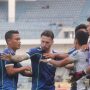 LAGA PANAS: Skuad Persib Bandung saat berselisih dengan tim lawan dalam lanjutan Liga 1 beberapa waktu lalu. (Ilustrasi/Kholid/Jabar Ekspres)