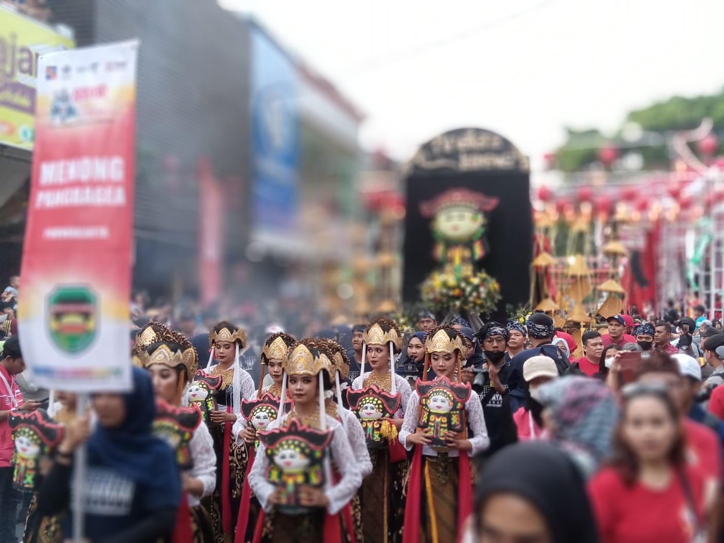 SEMARAK: Sejumlah parade seni budaya ditampilkan di perhelatan Bogor Street Festival CapGoMeh 2023, di Kota Bogor, Minggu (5/2). (Yudha Prananda/Jabar Ekspres)