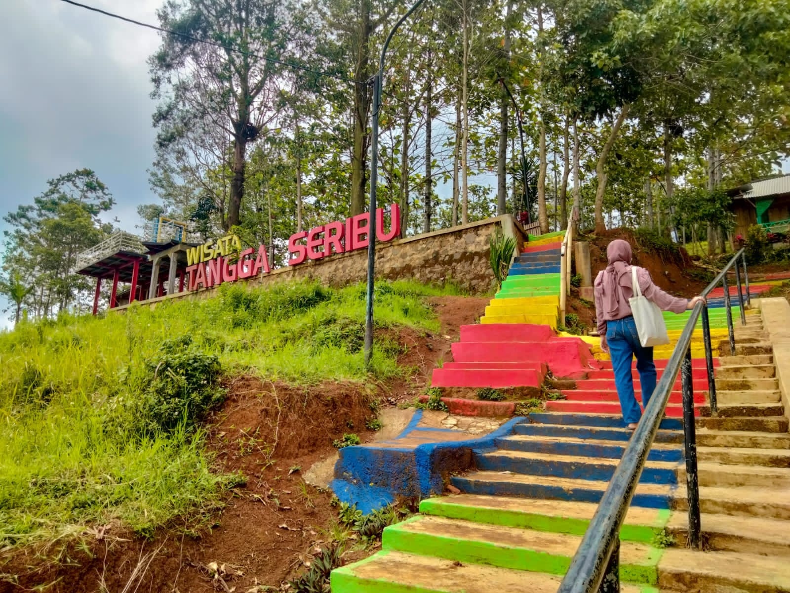 Salah satu wisata alam terbuka yang menarik berada di Bandung Timur yaitu Tangga Seribu dengan nuansa warna-warni tangga. (FAHMINAH/JABAR EKSPRES)