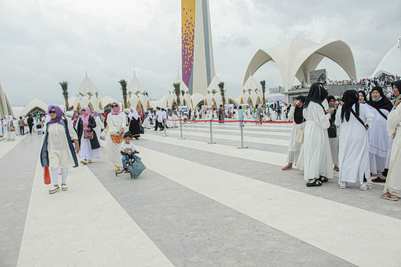 Jadi objek wisata baru, masyarakat padati Masjid Raya Al Jabbar. (KHOLID/JABAR EKSPRES)