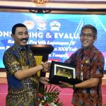 Rektor IPDN Hadi Prabowo saat menerima penghargaan.