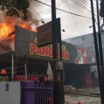 Kobaran api melahap Rumah Makan Ayam Geprek Pangeran di Jalan Brigjen Katamso, Kecamatan Cibeunying Kaler, Kota Bandung. (DISKAR PB KOTA BANDUNG)