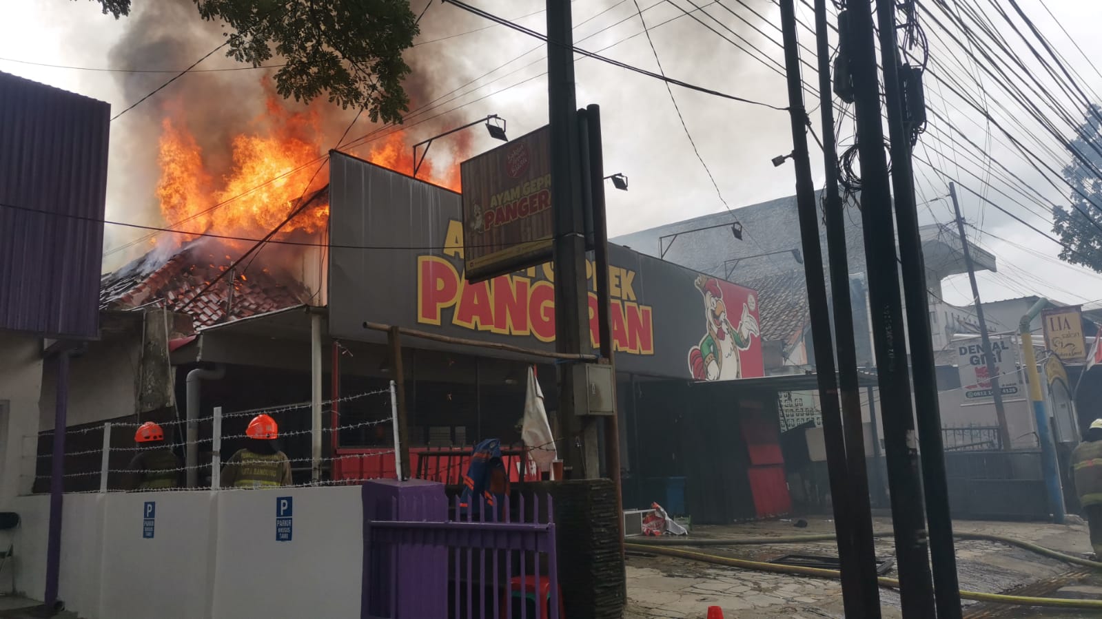 Kobaran api melahap Rumah Makan Ayam Geprek Pangeran di Jalan Brigjen Katamso, Kecamatan Cibeunying Kaler, Kota Bandung. (DISKAR PB KOTA BANDUNG)