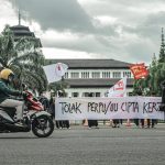 Aksi unjuk rasa Simpul Protes Rakyat Indonesia di depan Gedung Sate tolak Perppu Cipta Kerja, mereka menilai pemerintaah Jokowi gagal. (KHOLID/JABAR EKSPRES)