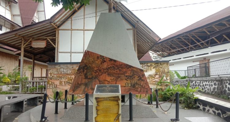 IKON KOTA: Teras Sunda Cibiru di Jalan AH Nasution, Cipadung, Cibiru, Kota Bandung menjadi wadah pemuda Kota Bandung untuk mengekpresikan seni budaya Sunda. (FAHMINAH/JABAR EKSPRES)