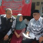 PASANG BADAN: Ketua PGRI Jabar Dede Amar (kanan) Nenek Sa'adah (tengah) dan Ketua PGRI Kota Bandung Cucu Saputra (kiri) saat memberikan pendampingan terhadap pemilik rumah. (SANDI NUGRAHA/JABAR EKSPRES)