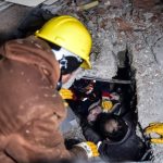 Upaya evakuasi korban gempa Turki yang masih dibawah reruntuhan bangunan terus dilakukan. (jpnn/AP: Ismail Coskun)