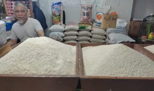 Harga beras di Kota Bandung melambung tinggi akibat minimnya pasokan beras yang disuplay ke pasar tradisional. (SADAM HUSEN SOLEH RAMDHANI/JABAR EKSPRES)