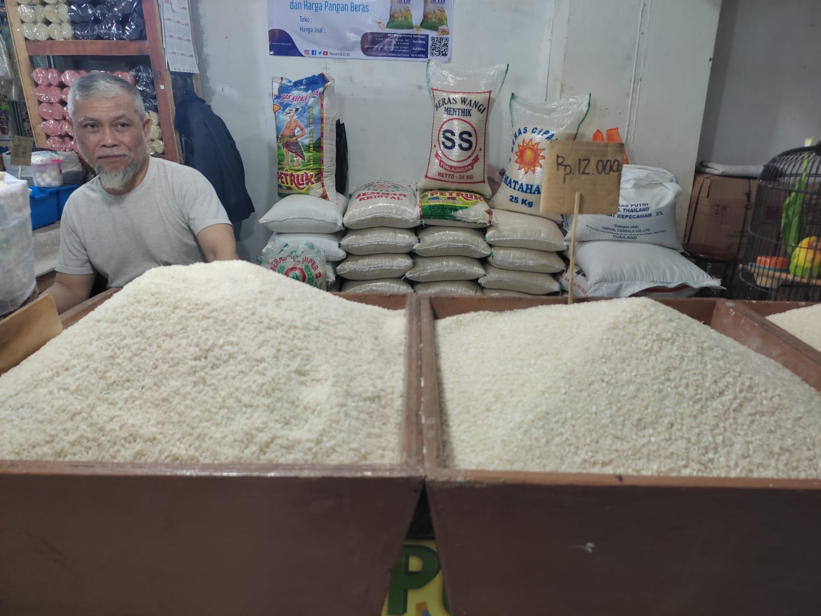 Harga beras di Kota Bandung melambung tinggi akibat minimnya pasokan beras yang disuplay ke pasar tradisional. (SADAM HUSEN SOLEH RAMDHANI/JABAR EKSPRES)