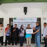 IZI Jabar bersama Indosat saat menyalurkan bantuan Gerobak Berkah kepada Para penerima manfaat