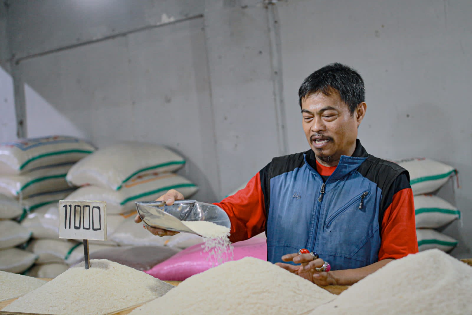 JUAL MAHAL: Harga beras yang dijual di pasar Kota Bandung saat ini meroket dan belum ada tanda-tanda kembali normal. (KHOLID/JABAR EKSPRES)