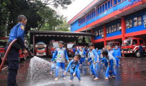 CERIA: Anak-anak TK saat edukasi penanggulangan kebakaran di Diskar PB Kota Bandung, Kamis (16/2). (HENDRIK MUCHLISON/JABAR EKSPRES)