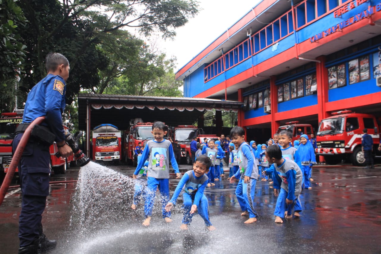 CERIA: Anak-anak TK saat edukasi penanggulangan kebakaran di Diskar PB Kota Bandung, Kamis (16/2). (HENDRIK MUCHLISON/JABAR EKSPRES)