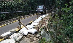 Dua Tahun Ambles, Jalan di Cisarua Bandung Barat Belum Juga Diperbaiki