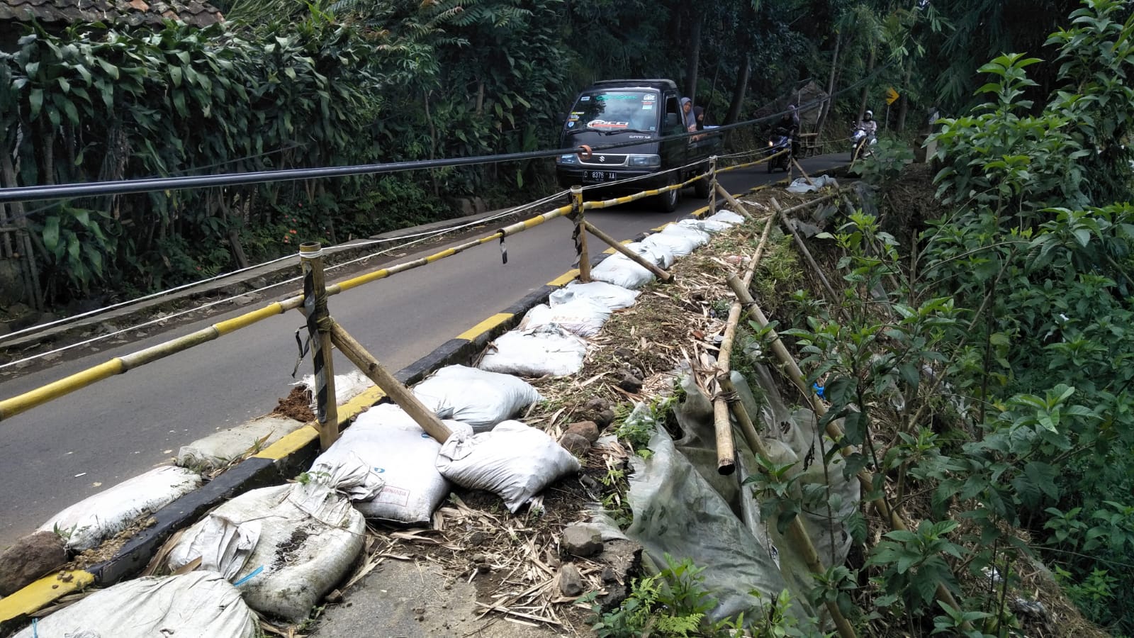Dua Tahun Ambles, Jalan di Cisarua Bandung Barat Belum Juga Diperbaiki