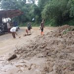 Sejumlah warga saat membersihkan longsoran di Jalan Gunung Geulis, Kecamatan Sukaraja, Kabupaten Bogor, Senin (27/2). (Sandika Fadilah/ Jabarekspres.com)