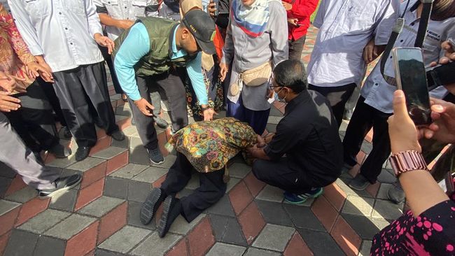 Mensos Risma Sujud di kaki Guru SLB, Begini Kronologinya