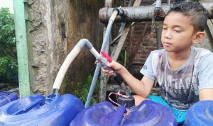 90 persen warga RW 01 Kelurahan Ciroyom membeli air bersih untuk kebutuhan sehari-hari / Akmal Firmansyah