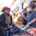 BERTAMBAH : Wali Kota Bandung Yana Mulyana saat berdialong dengan perwakilan perajin dalam peresmian Kampung Wisata Kreatif Cibaduyut, Senin (13/3). (HENDRIK MUCHLISON/JABAR EKSPRES)
