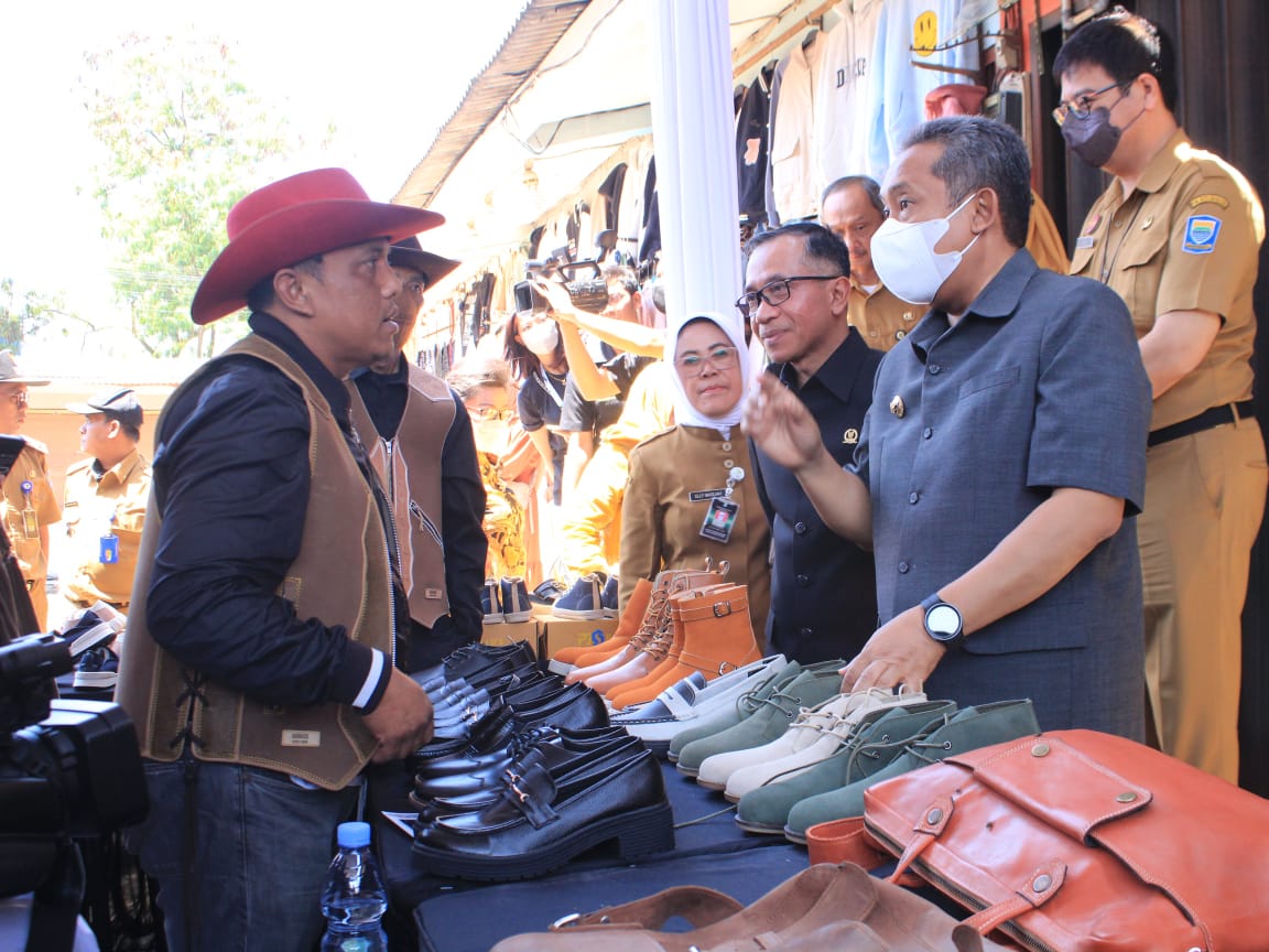 BERTAMBAH : Wali Kota Bandung Yana Mulyana saat berdialong dengan perwakilan perajin dalam peresmian Kampung Wisata Kreatif Cibaduyut, Senin (13/3). (HENDRIK MUCHLISON/JABAR EKSPRES)