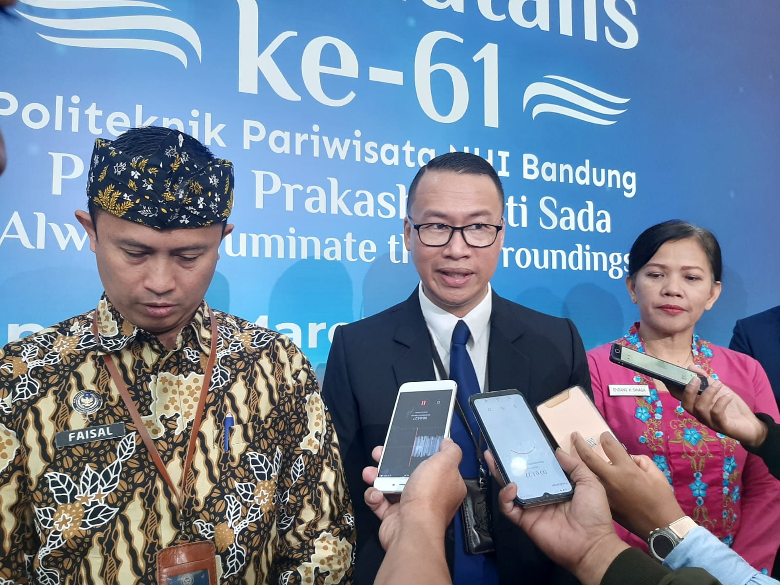 BERIKAN KETERANGAN: Sesi wawancara dengan Direktur Politeknik Pariwisata NHI Bandung Andra Danova L. Goeltom dan Kapusbang SDM Pariwisata dan Ekonomi Kreatif Kemenparekraf, Faisal.