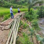 Tembok Penahan Tergerus Longsor, Jalan Penghubung 3 Desa di Bandung Barat Terputus / Jabar Ekspres