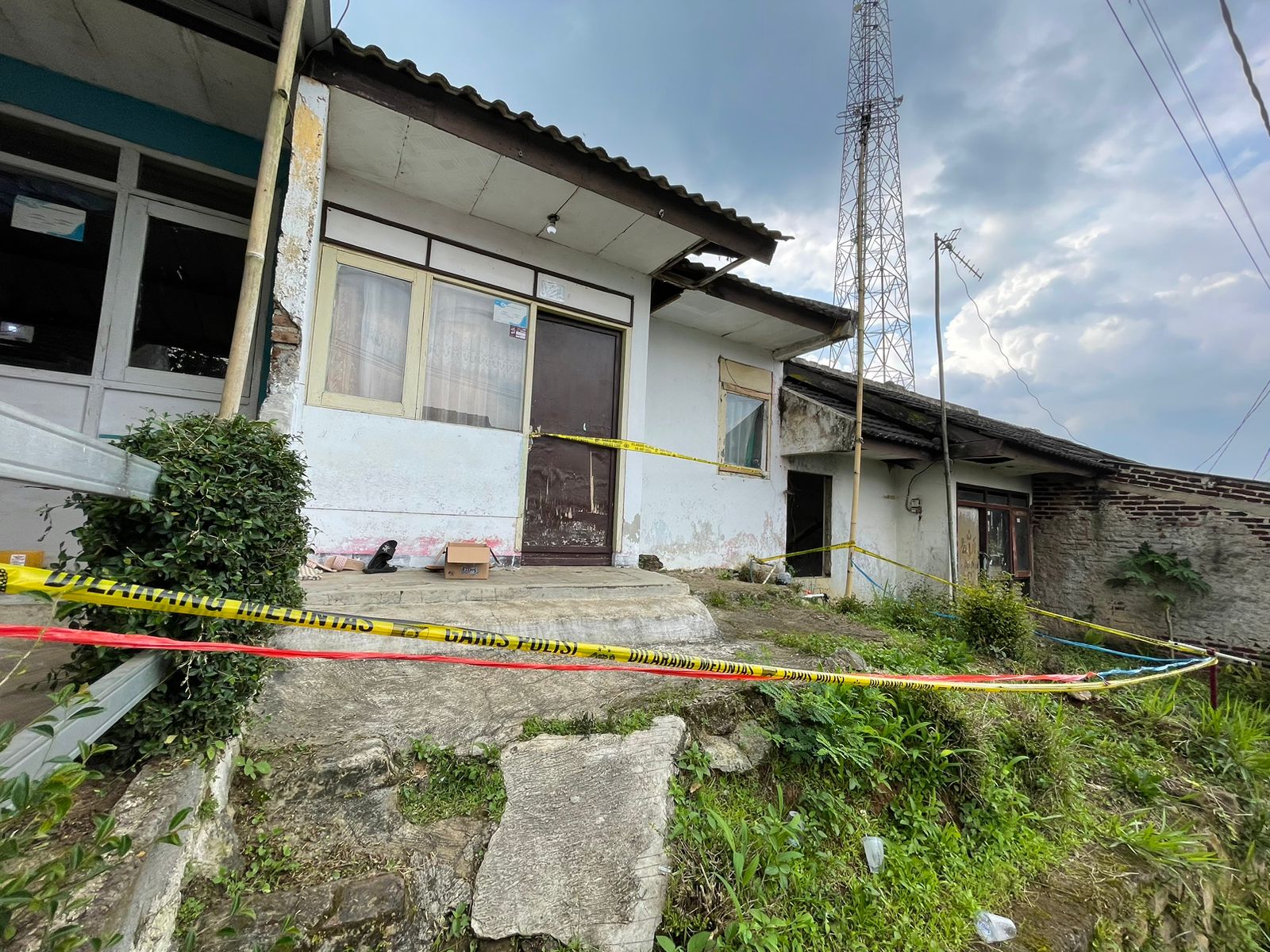 Lokasi penemuan mayat seorang perempuan yang diduga dibunuh di Arjasari, Kabupaten Bandung. (AGI/JABAR EKSPRES)