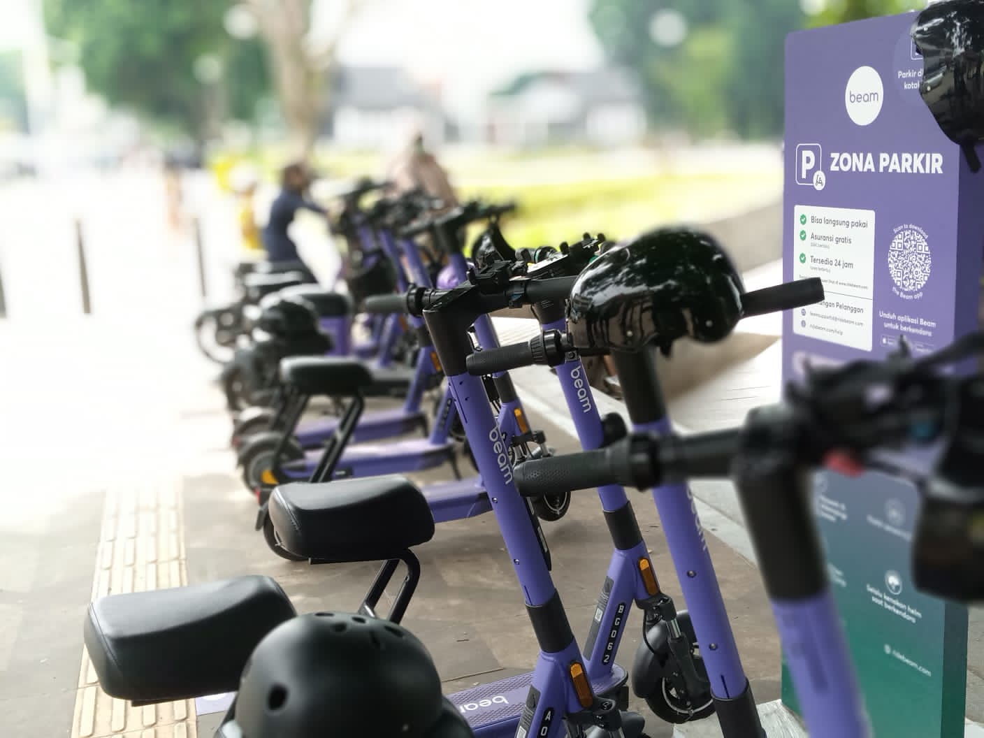 Sejumah armada sepeda listrik Beam yang berada di zona parkir pedestarian Alun-alun Kota Bogor. (Yudha Prananda / Jabar Ekspres)