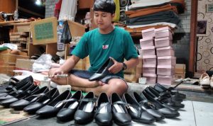 Pelaku UMKM atau perajin sepatu di Cibaduyut. Butuh akses bantuan permodalan untuk bisa melahirkan produk sendiri. (HENDRIK MUCHLISON/JABAR EKSPRES)