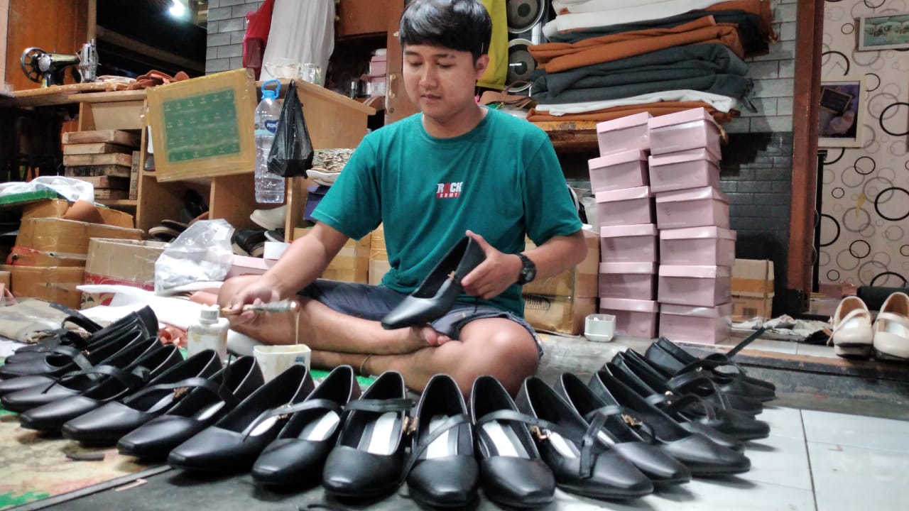 Pelaku UMKM atau perajin sepatu di Cibaduyut. Butuh akses bantuan permodalan untuk bisa melahirkan produk sendiri. (HENDRIK MUCHLISON/JABAR EKSPRES)