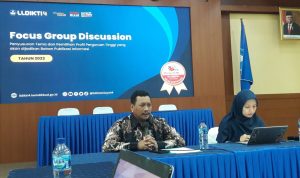 Kepala LLDIKTI Wilayah IV Jabar Banten Dr M Samsuri saat memberikan penjelasan mengenai keterbukaan informasi publik dalam acara FGD.