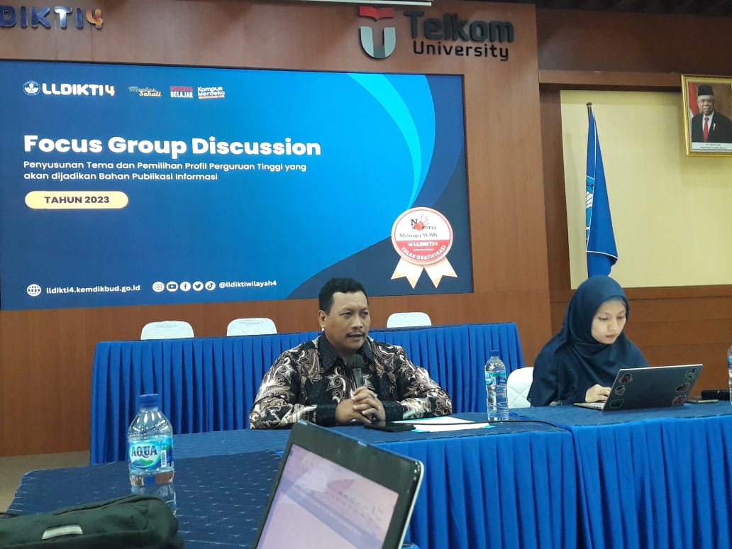Kepala LLDIKTI Wilayah IV Jabar Banten Dr M Samsuri saat memberikan penjelasan mengenai keterbukaan informasi publik dalam acara FGD.