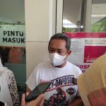 PEDULI KORBAN: Wali Kota Bandung Yana Mulyana, saat menjenguk korban insiden rubuhnya baliho ilegal di Rumah Sakit Al Islam, Kota Bandung. (SADAM HUSEN SOLEH RAMDHANI/JABAR EKSPRES)