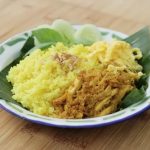 Resep Nasi Kuning Rice Cooker Ayam Suwir Serundeng!