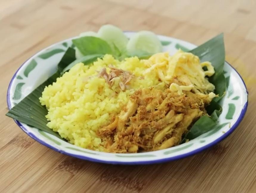 Resep Nasi Kuning Rice Cooker Ayam Suwir Serundeng!
