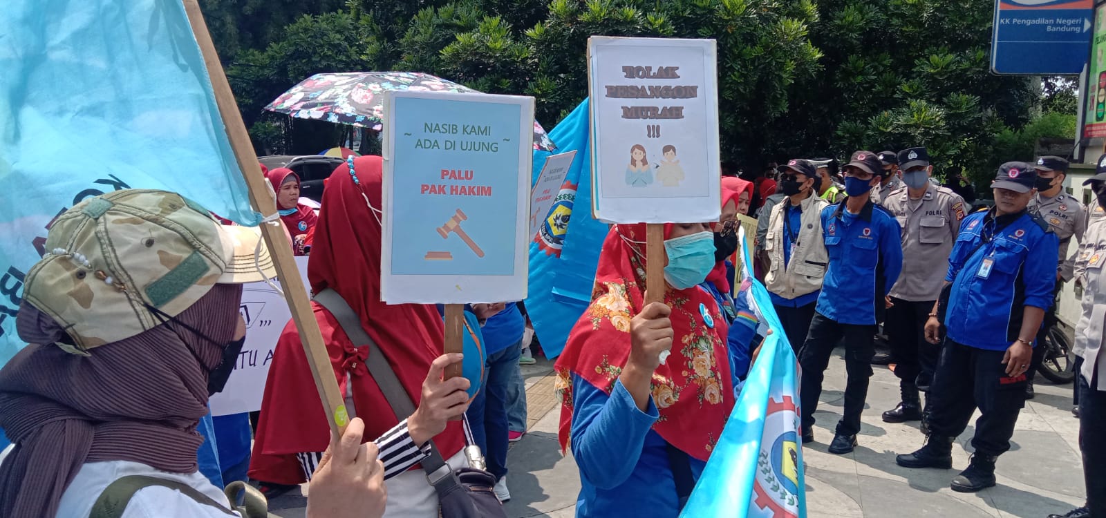 Ist. Puluhan buruh saat gelar aksi minta pembayaran THR di Bandung. Foto. Sandi Nugraha