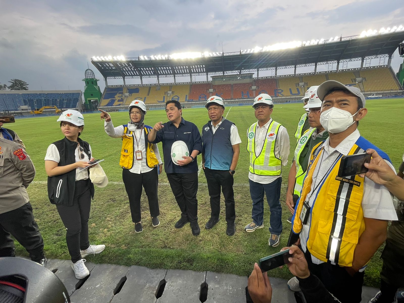 Erick Thohir saat meninjau SJH di Kabupaten Bandung, Sabtu (11/3), sebelum kedatangan FIFA ke Indonesia. (Agi/Jabar Ekspres)