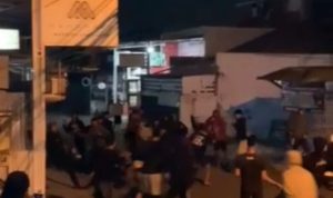 VIRAL! Aksi Remaja Terlibat Perang Sarung di Cileunyi Kabupaten Bandung / Tangkap layar