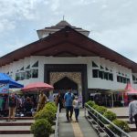 RAMAI: Masyarakat usai ibadah Salat Duhur di Masjid Al Ukhuwah Kota Bandung. (HENDRIK MUCHLISON/JABAR EKSPRES)
