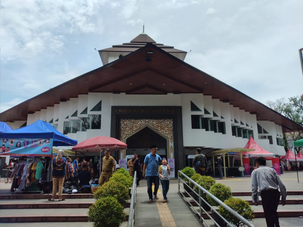 RAMAI: Masyarakat usai ibadah Salat Duhur di Masjid Al Ukhuwah Kota Bandung. (HENDRIK MUCHLISON/JABAR EKSPRES)