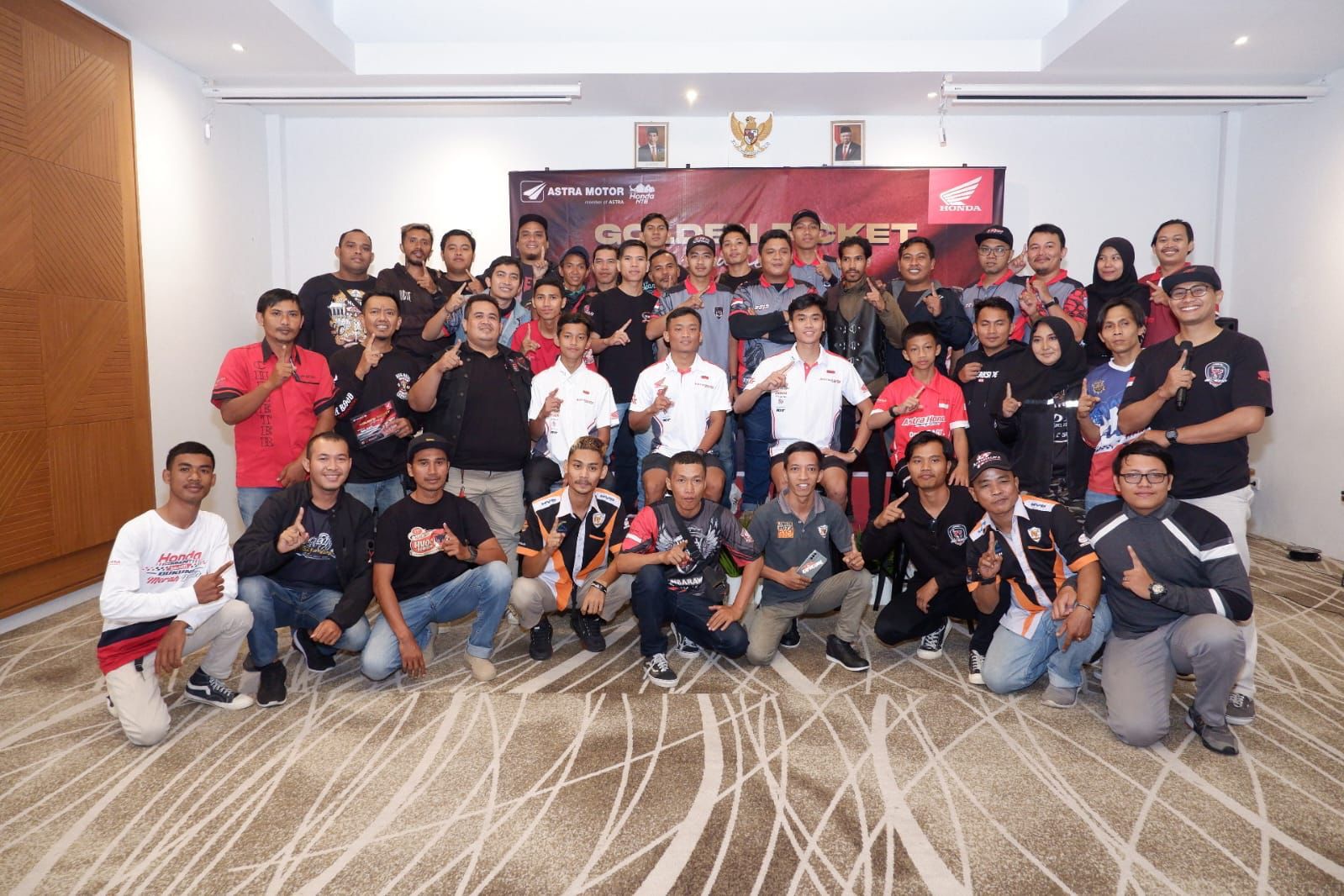 Komunitas Honda Lombok bertemu dan memberikan semangat langsung kepada pebalap Astra Honda di Mandalika Racing Series 2023 (ki-ka) Veda Ega Pratama, Rheza Danica, dan Herjun Atna Firdaus