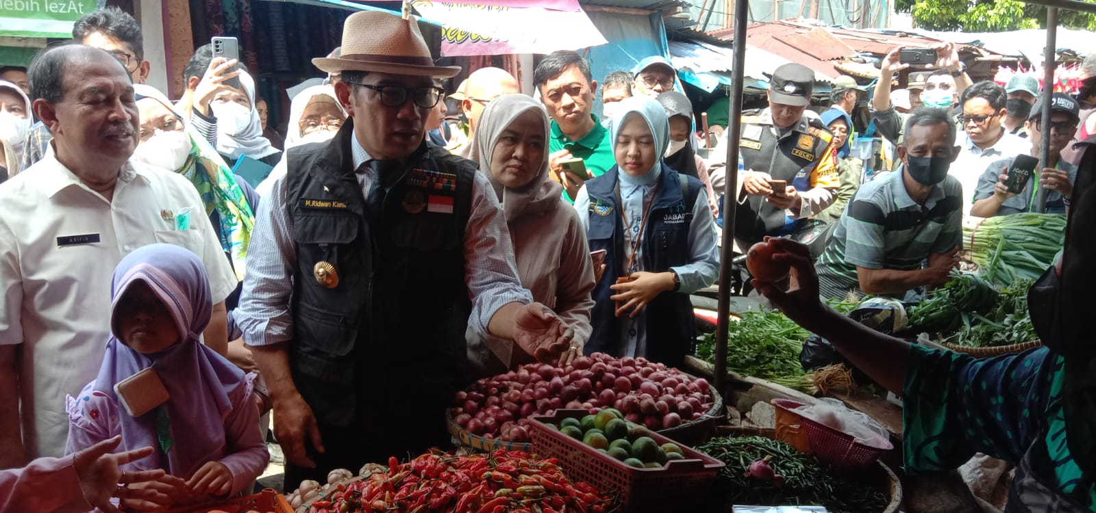 Dok. Gubernur Jabar, Ridwan Kamil saat sidak harga Kepokmas di Pasar Kiaracondong Bandung. Selasa (28/3). Foto. Sandi Nugraha.