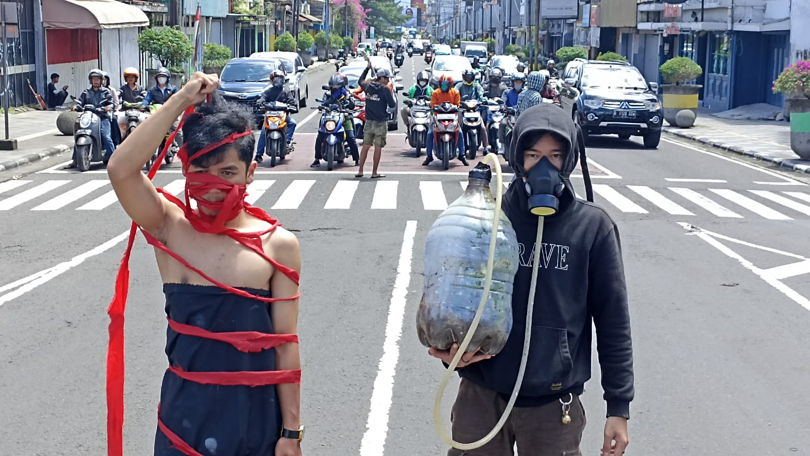 Aksi teatrikal masyarakat Kota Bandung dalam mengkritisi kinerja pemerintah yang dinilai tak becus tangani lingkungan. (YANUAR/JABAR EKSPRES)