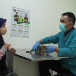 PENCEGAHAN: drh. Dani Wangsit Narendra (kanan) saat memeriksa kucing milik warga di UPTD Klinik Hewan Kota Bandung. Banyak warga mengeluhkan flu kucing. (HENDRIK MUCHLISON/JABAR EKSPRES)