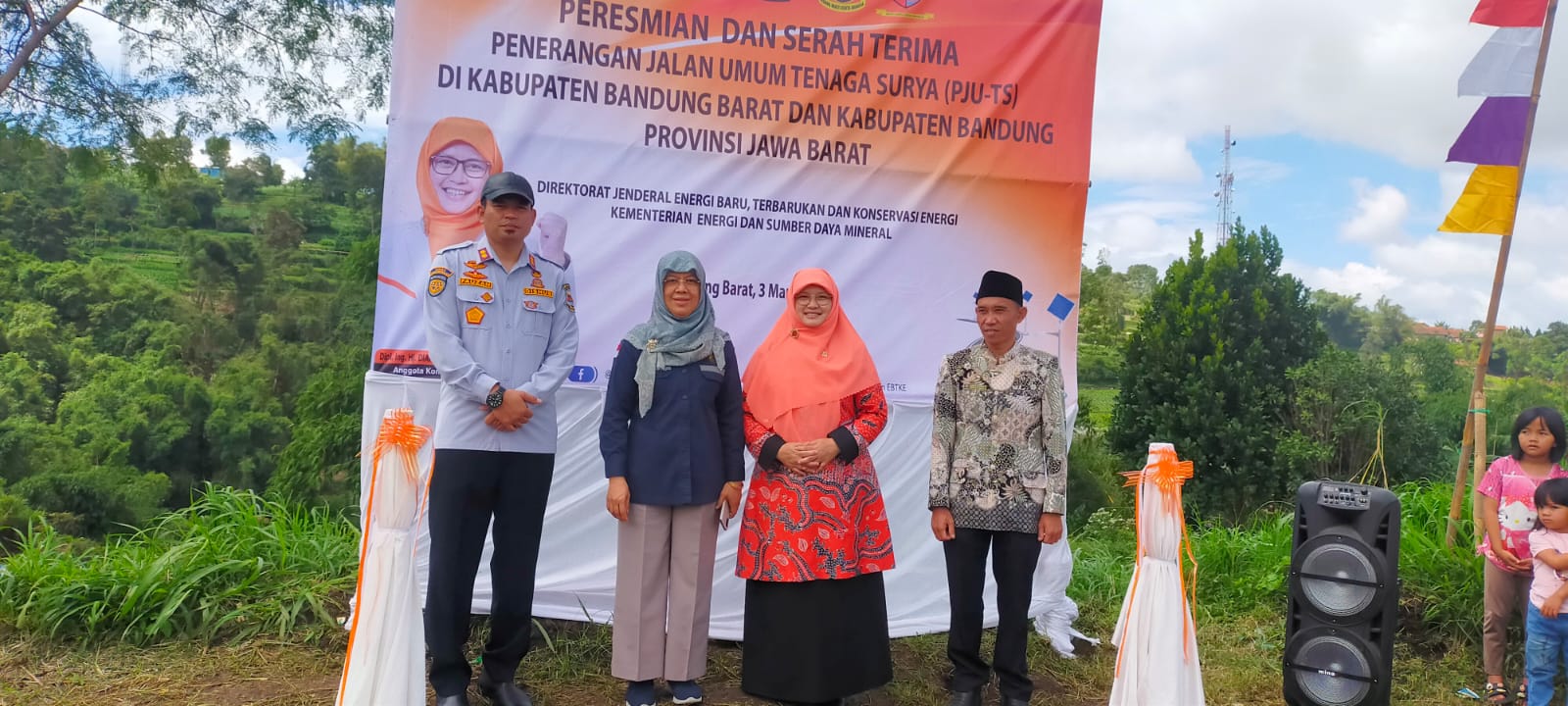 Anggota Komisi VII DPRRI Diah Nurwitasari saat peresmian dan serah terima PJU Tenaga Surya di Kabupaten Bandung Barat.