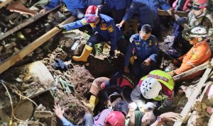 Jajaran BPBD Kota Bogor saat melakukan upaya pencarian para korban yang tertimbun tanah longsor di Kampung Baru, Kelurahan Empang, Kecamatan Bogor Selatan, Kota Bogor. (Yudha Prananda / Jabar Ekspres)